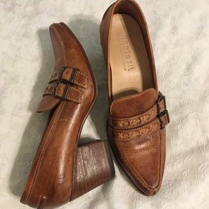 Like New Bed/Stu Shoes